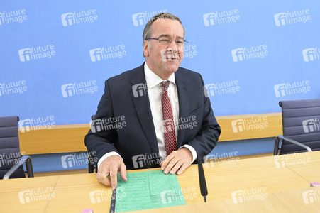 Bundespressekonferenz Neuer Wehrdienst in Berlin